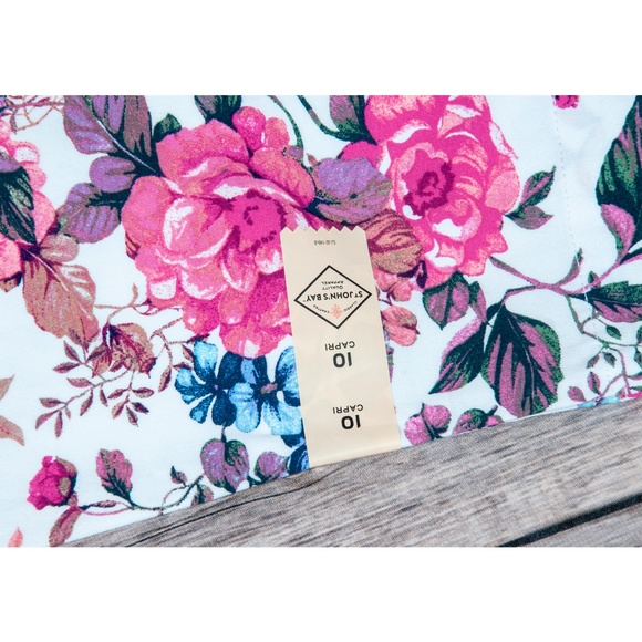 St' Johns Bay Floral Capri's - Picture 5 of 7